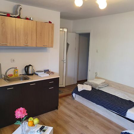 The Center Apartments Comfort Szandanszki Szoba fotó